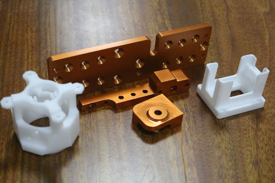 O CNC de trituração fez à máquina o PC plástico do PVC do NYLON DELRIN PTFE das peças